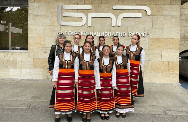 Медените звънчета на Самоков с отлично представяне в конкурса „Млади фолклорни таланти“ по БНР