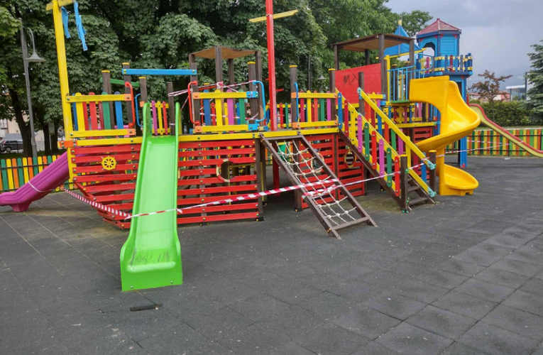 Общинска администрация-Самоков предупреждава: Детското съоръжение в парк Крайискърец е в ремонт