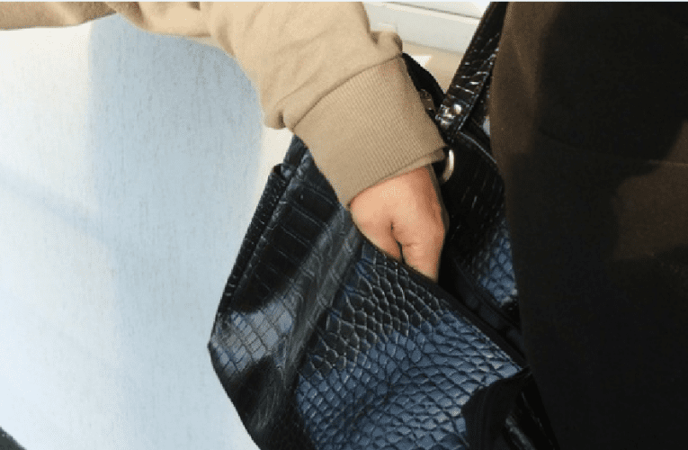 След намесата на полицията 56-годишна самоковка върна откраднато от нея портмоне