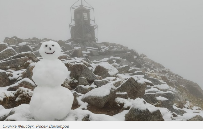 Сняг на Мусала за трети път през това лято. Снежен човек се усмихва от върха
