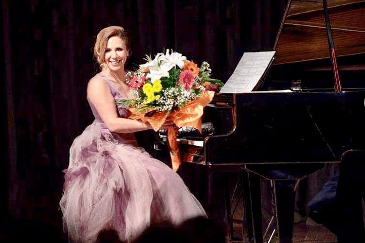 Талантливата ни съгражданка – пианистката Диляна Христова отново на самоковска сцена с концерт „Бяла Коледа“