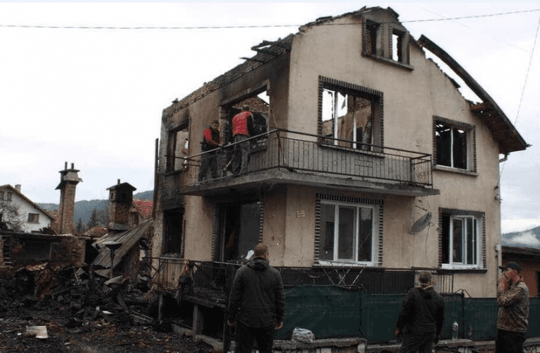 Жителите на самоковското с. Говедарци призовават хората с добри сърца да помогнат на семействата, останали без дом след унищожителен пожар