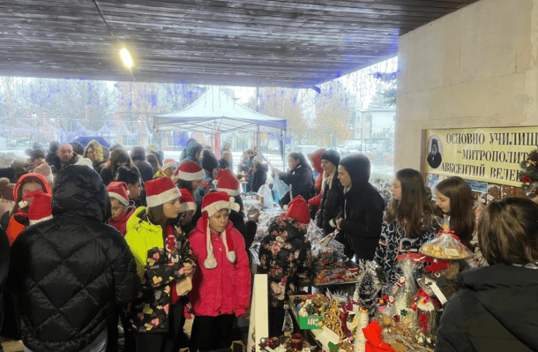 Благотворителният Коледен базар на ученици от Самоков събра много поддръжници
