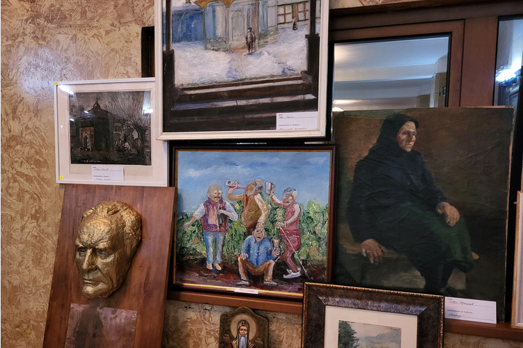 Младият самоковски творец Георги Игнев подреди изложба с над 100 произведения от личната си колекция