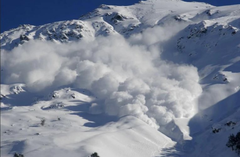 Лавина затрупа скиори и сноубордисти в Боровец. Един човек е в неизвестност -планински спасители го издирват