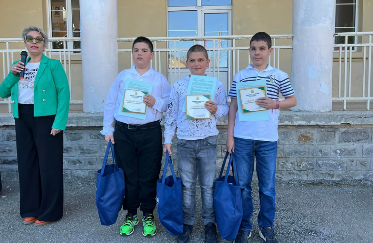 Мартин, Теодор и Николай от ОУ „Кирил и Методий“-Самоков намериха портмоне със сериозна сума пари и го върнаха