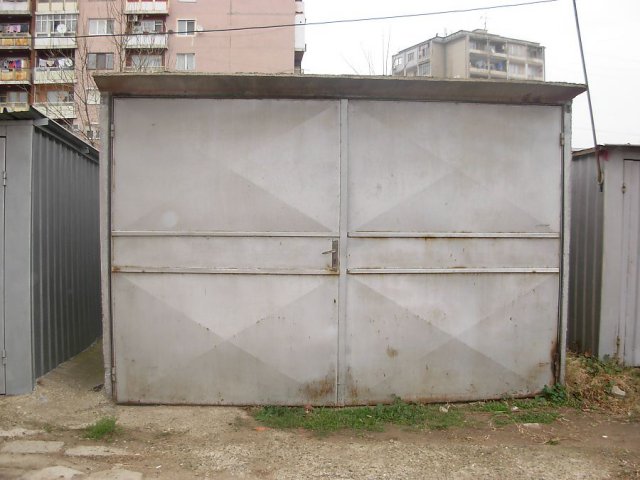 Върху детските площадки в „Самоково” никнат кръчми и гаражи