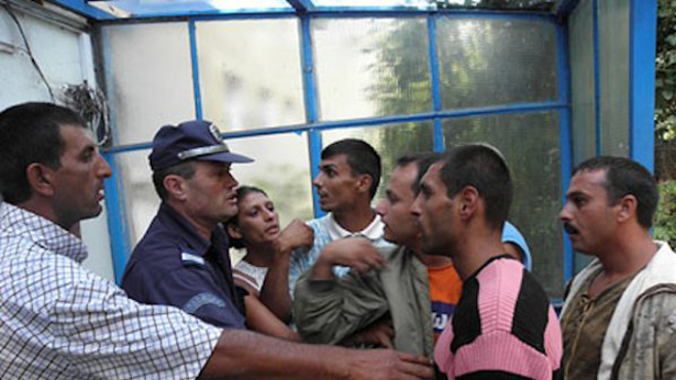 Меле между две враждуващи ромски фамилии в циганската махала на Самоков вдигна на крак полицията на три града и сили на жандармерията