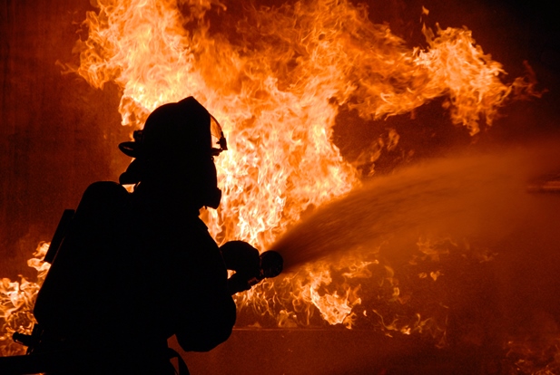 Пожар изпепели две къщички в Боровец